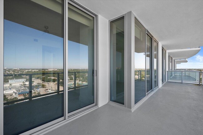 Building Photo - 220 Lake Shore Dr