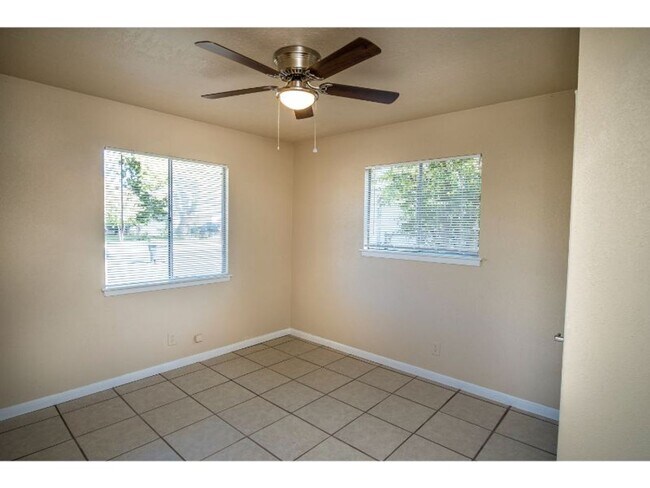 Building Photo - Nice and Convenient Home