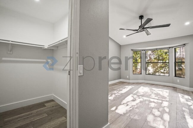 Building Photo - Unit