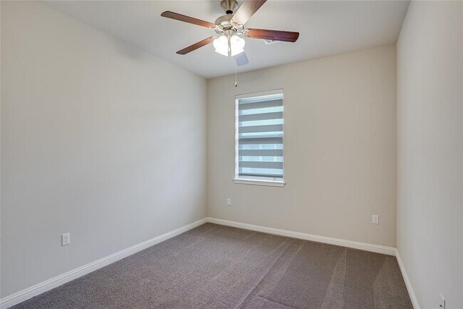 Building Photo - 13800 Lyndhurst St