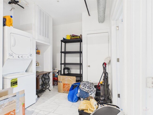 Building Photo - 1010 W 26th St