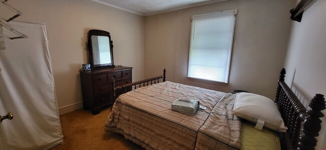 Building Photo - 2-bedroom, 1-bath partially furnished home