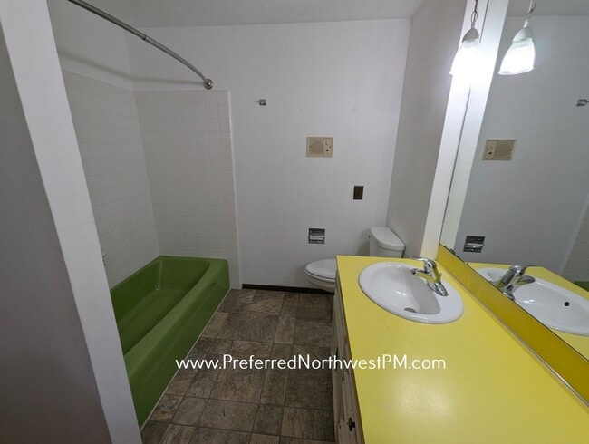 Building Photo - Lake Front Townhouse in Lowell OR