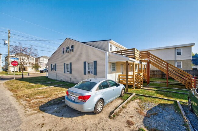 Building Photo - 1427 W Ocean View Ave