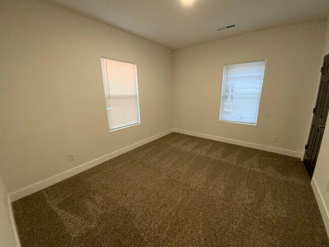 Building Photo - 3 Bedroom House for Rent