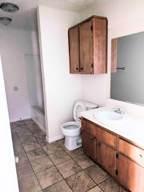 Building Photo - 102 E Truman Ave