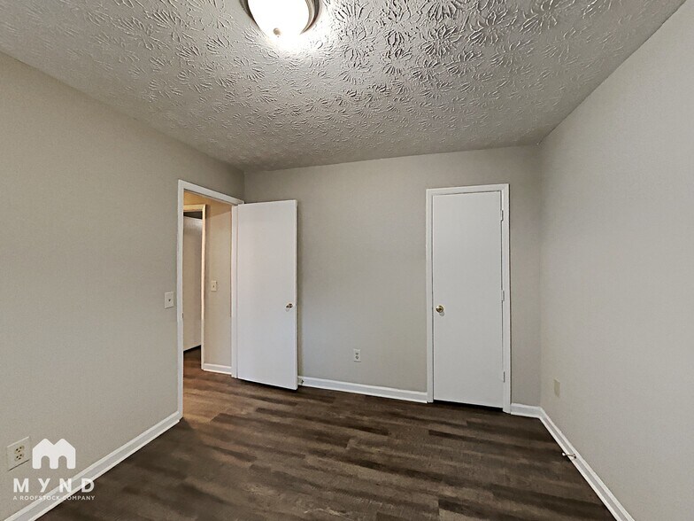 Building Photo - 2101 Mallard Way