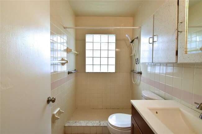 Building Photo - 12422 N Howard Ave