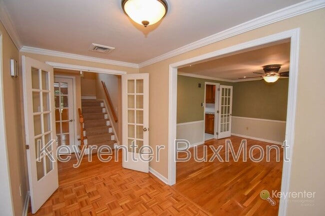 Building Photo - 5 Cedar Woods Dr