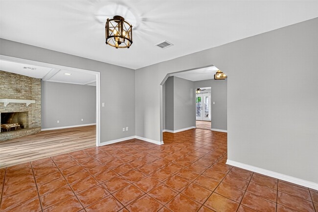 Building Photo - 2107 Briargreen Dr