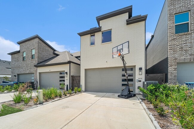 Building Photo - 16630 Lake Austin St