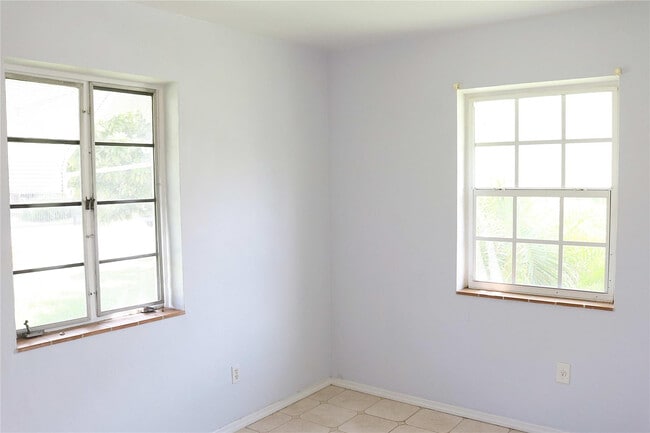 Building Photo - 2640 SW 79th Ave