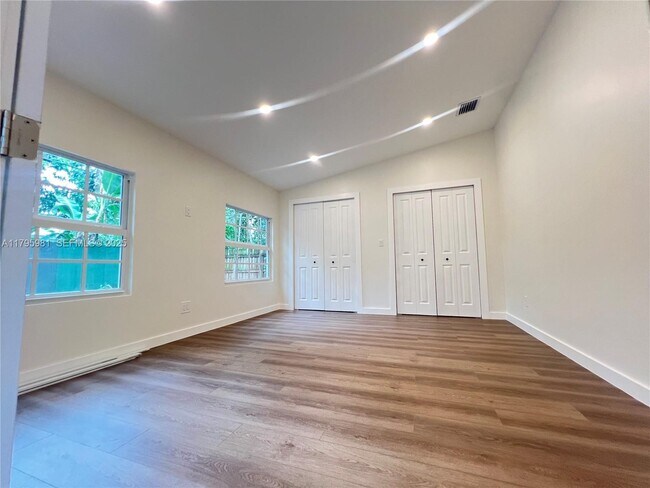 Building Photo - 315 NE 110th St