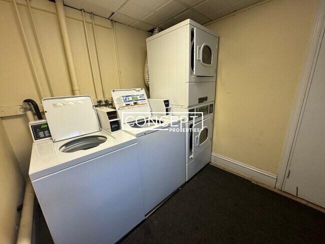 Building Photo - 15 Glenville Ave