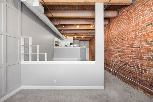 Building Photo - 706 Broadway Blvd