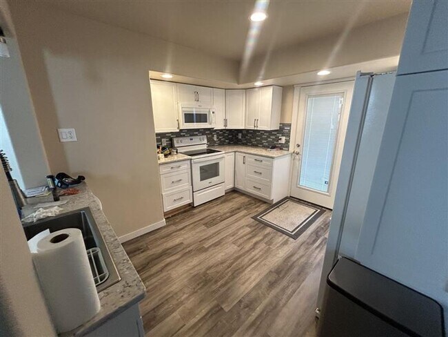 Building Photo - 211 Baker St