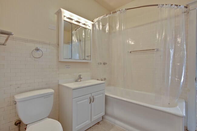 Building Photo - 5121 S Kenwood Ave