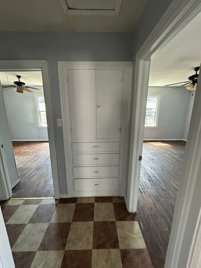 Building Photo - Large 3 bed 1 bath Home