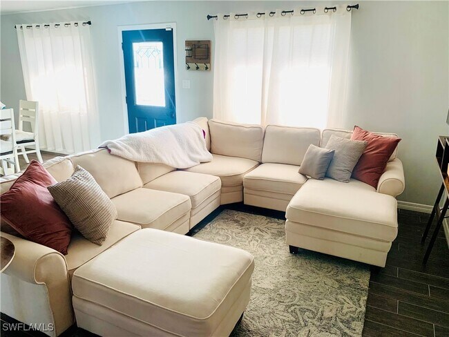 Building Photo - 235 Cypress Way W