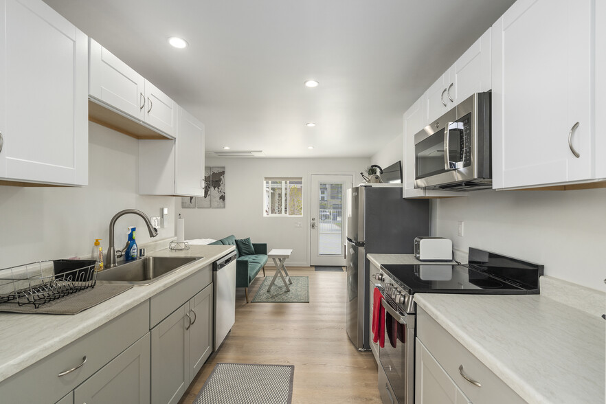 Building Photo - 825 Calle de Arboles