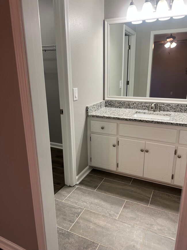 Building Photo - 160 Commons Dr