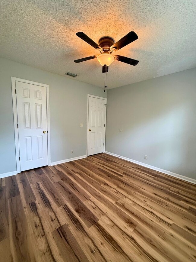 Building Photo - 4/2 with access to Community Amenities