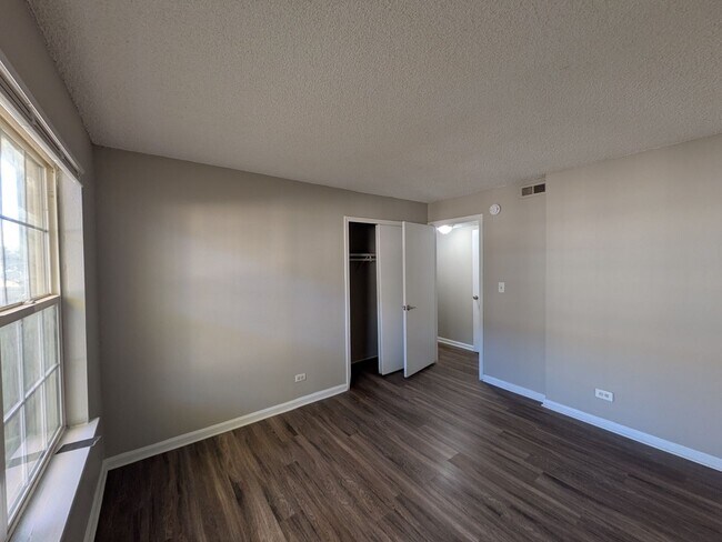 Building Photo - 3 Bedroom 1.5 Bathroom Hampden Neighborhood Townhome