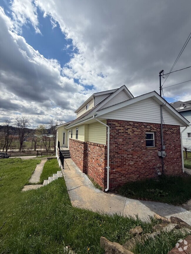 Building Photo - 4 Bed 1 Bath House in Jeanette!
