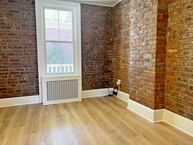 Building Photo - 19 Bridge St