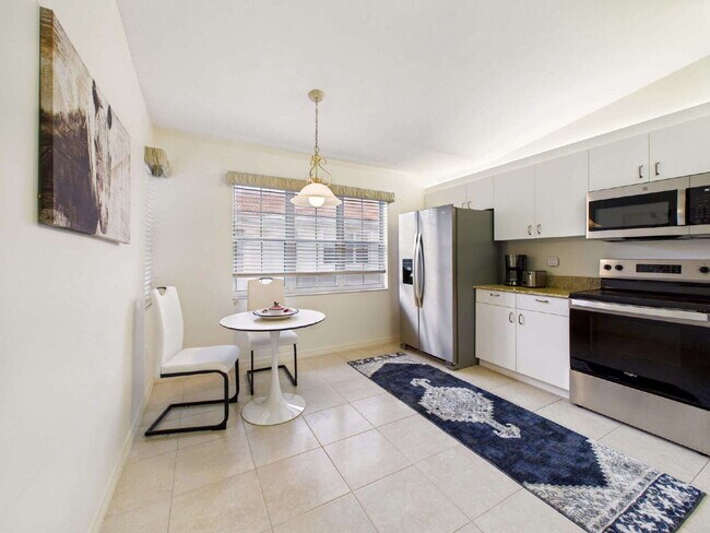 Building Photo - Furnished Seasonal or Annual Rental in Pipers Grove – 3BR Townhome with Lake View