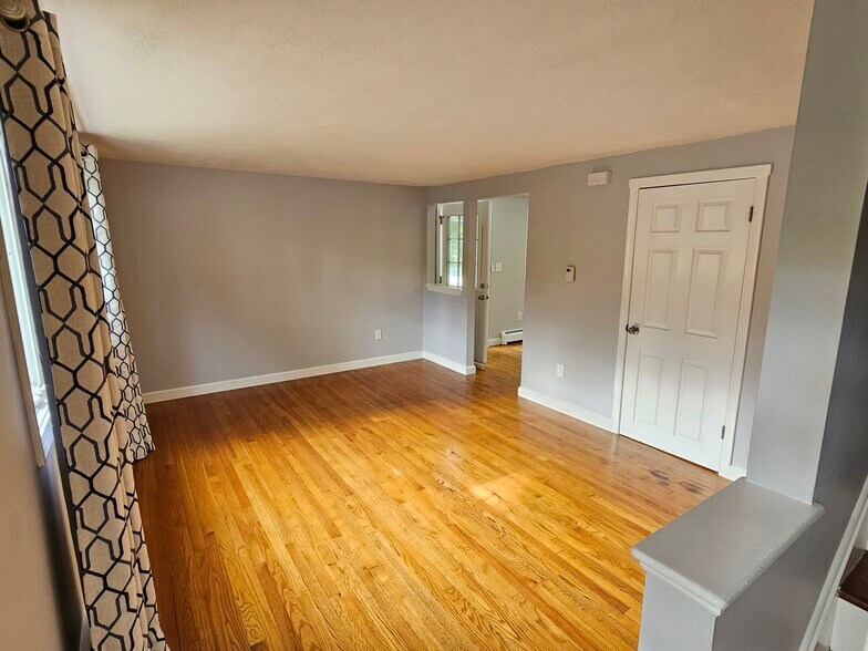 Building Photo - 435 Duck Pond Rd