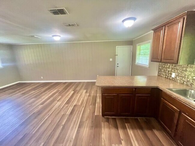 Building Photo - Tour Today! 3 Bedroom 2 Bath Single Family Home in Longview!