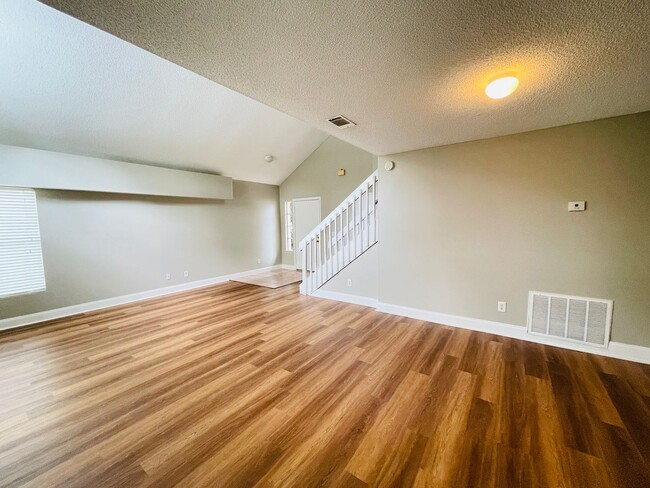 Building Photo - AMAZING HOME 3/2.5 on quiet cul-de-sac in East Orlando