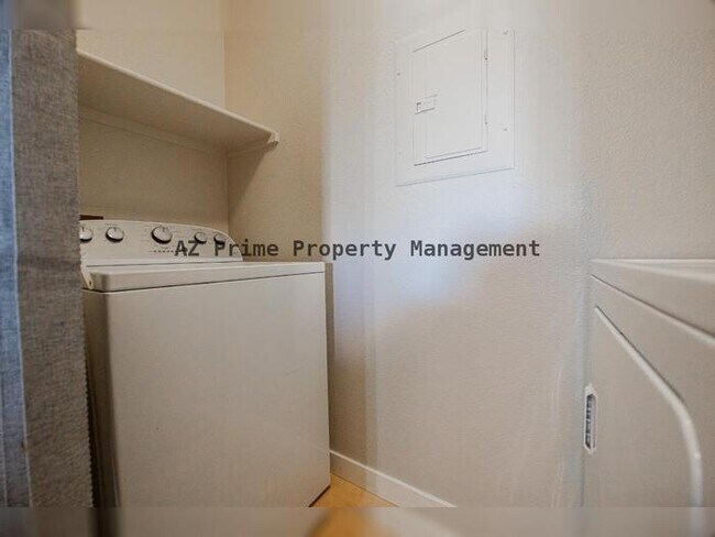 Building Photo - 1880 E Morten Ave