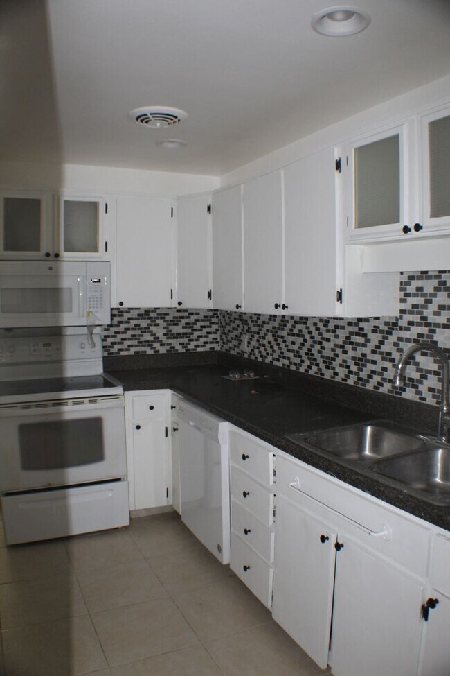 Building Photo - 3 bed 2 bath house