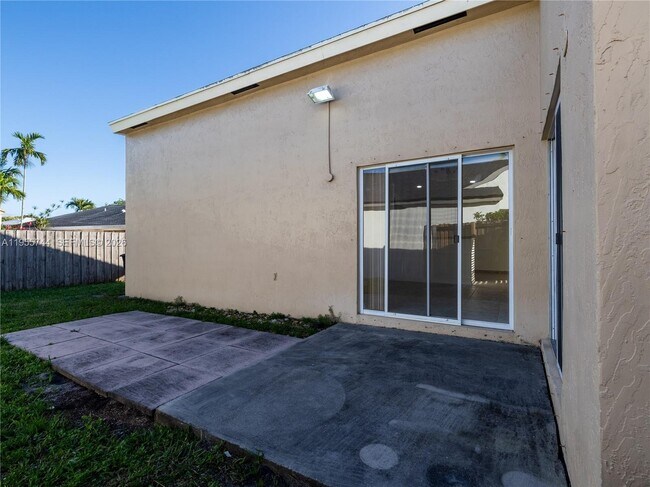 Building Photo - 200 W Riverbend Dr