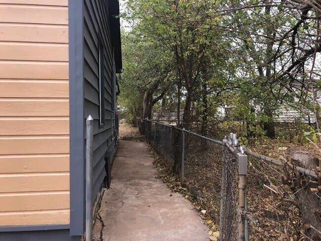 Building Photo - 3 Bedroom Single Family Home in Shawnee