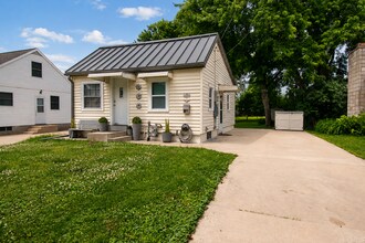 Building Photo - Cozy 2 Bedroom SE Rochester Home with Incredible Yard!