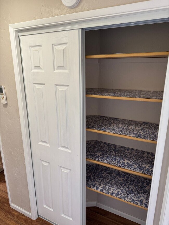 Building Photo - Updated 2 bed 1 bath duplex in Springfield!