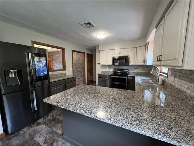 Primary Photo - Three Bedroom Single Family House for Rent...