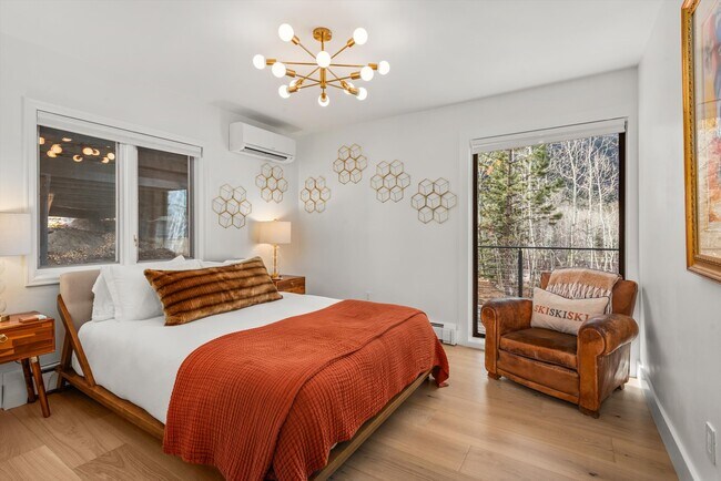 Building Photo - 262 Eastwood Rd