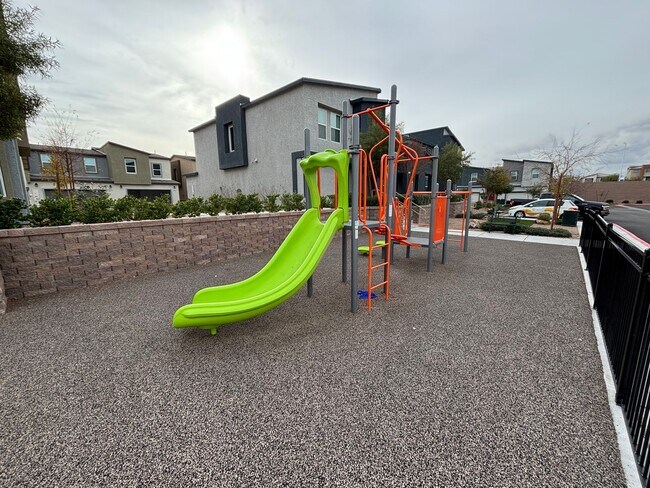 Building Photo - Gorgeous 3Bed/2.5Bath/2Car Townhome located in Southwest Las Vegas- Make the Move for Less: $300 ...