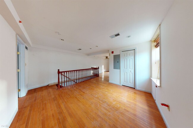 Building Photo - 1 br, 1 bath Triplex - 2122 RACE ST Unit C