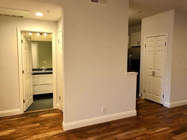 Building Photo - Ideal Location. .. Walk to Bart, Costco, Starbucks, Trader Joes, Kaiser Hospital