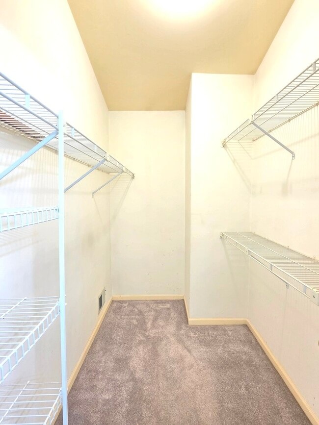 Building Photo - 1376 Longacre Ln