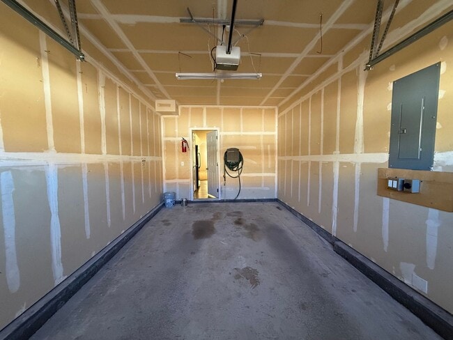 Building Photo - Nice Three Bedroom Townhome 80916