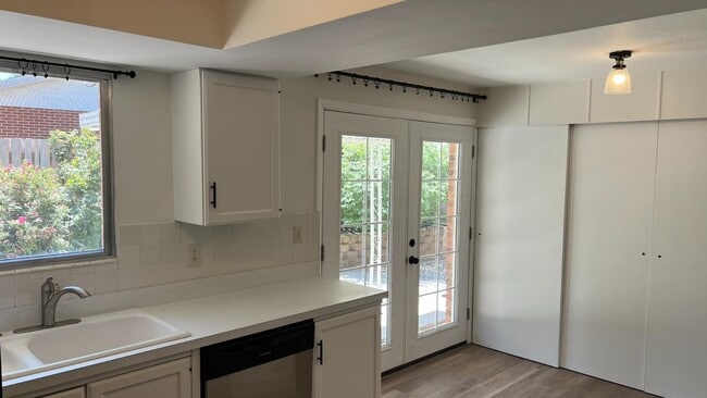 Building Photo - 1597 Navajo Dr