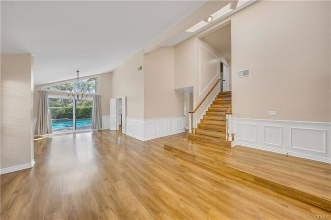 Building Photo - 11 Recodo