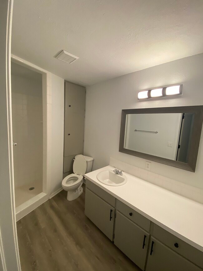 Building Photo - 1516 W 4th Ave