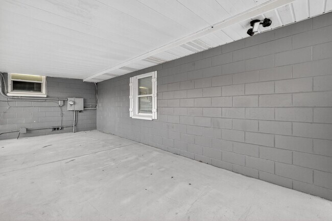 Building Photo - Lakefront 4-Bedroom Home for Rent in Beautiful Umatilla, FL